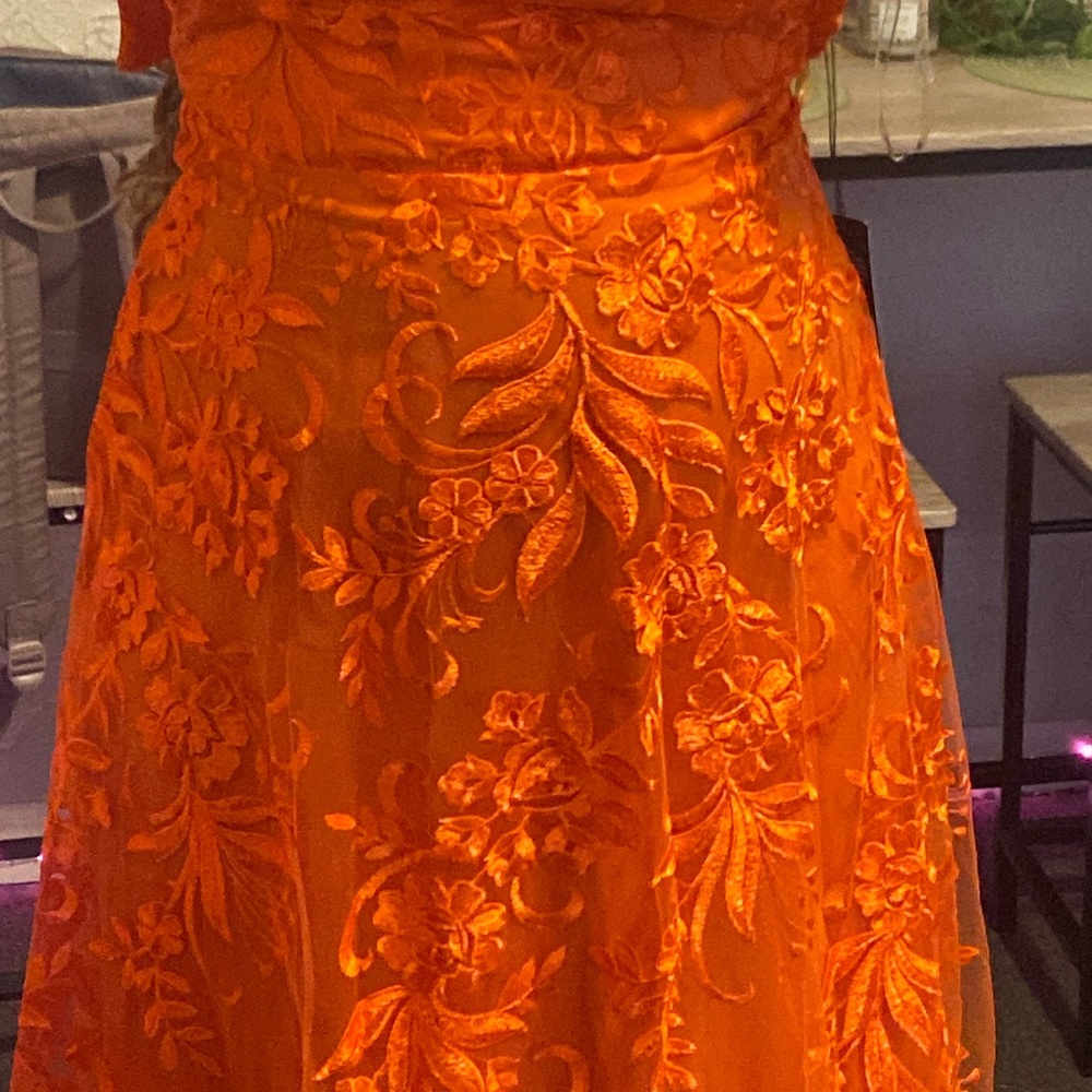 NEVER BEEN WORN, BRAND NEW! SIZE SMALL ORANGE LACE MAXI DRESS